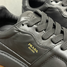 Prada Court 板鞋,整体造型很极简,鞋面是柔软的小牛皮,鞋侧金色 PRADA 压印 logo( Prada Court 板鞋,整体造型很极简,鞋面是柔软的小牛皮,鞋侧金色 PRADA 压印 logo(