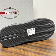 Prada Court 板鞋,整体造型很极简,鞋面是柔软的小牛皮,鞋侧金色 PRADA 压印 logo( Prada Court 板鞋,整体造型很极简,鞋面是柔软的小牛皮,鞋侧金色 PRADA 压印 logo(