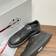 Prada Court 板鞋,整体造型很极简,鞋面是柔软的小牛皮,鞋侧金色 PRADA 压印 logo( Prada Court 板鞋,整体造型很极简,鞋面是柔软的小牛皮,鞋侧金色 PRADA 压印 logo(
