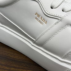 Prada Court 板鞋,整体造型很极简,鞋面是柔软的小牛皮,鞋侧金色 PRADA 压印 logo( Prada Court 板鞋,整体造型很极简,鞋面是柔软的小牛皮,鞋侧金色 PRADA 压印 logo(