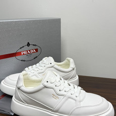 Prada Court 板鞋,整体造型很极简,鞋面是柔软的小牛皮,鞋侧金色 PRADA 压印 logo( Prada Court 板鞋,整体造型很极简,鞋面是柔软的小牛皮,鞋侧金色 PRADA 压印 logo(