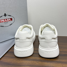 Prada Court 板鞋,整体造型很极简,鞋面是柔软的小牛皮,鞋侧金色 PRADA 压印 logo( Prada Court 板鞋,整体造型很极简,鞋面是柔软的小牛皮,鞋侧金色 PRADA 压印 logo(
