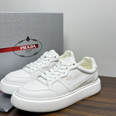 Prada Court 板鞋,整体造型很极简,鞋面是柔软的小牛皮,鞋侧金色 PRADA 压印 logo( Prada Court 板鞋,整体造型很极简,鞋面是柔软的小牛皮,鞋侧金色 PRADA 压印 logo(