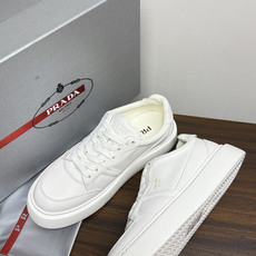 Prada Court 板鞋,整体造型很极简,鞋面是柔软的小牛皮,鞋侧金色 PRADA 压印 logo( Prada Court 板鞋,整体造型很极简,鞋面是柔软的小牛皮,鞋侧金色 PRADA 压印 logo(