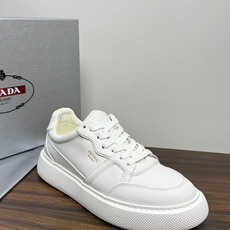 Prada Court 板鞋,整体造型很极简,鞋面是柔软的小牛皮,鞋侧金色 PRADA 压印 logo( Prada Court 板鞋,整体造型很极简,鞋面是柔软的小牛皮,鞋侧金色 PRADA 压印 logo(