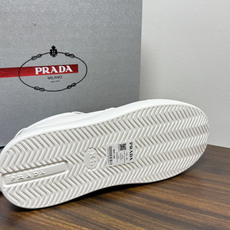 Prada Court 板鞋,整体造型很极简,鞋面是柔软的小牛皮,鞋侧金色 PRADA 压印 logo( Prada Court 板鞋,整体造型很极简,鞋面是柔软的小牛皮,鞋侧金色 PRADA 压印 logo(