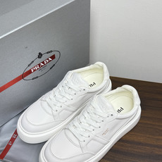 Prada Court 板鞋,整体造型很极简,鞋面是柔软的小牛皮,鞋侧金色 PRADA 压印 logo( Prada Court 板鞋,整体造型很极简,鞋面是柔软的小牛皮,鞋侧金色 PRADA 压印 logo(