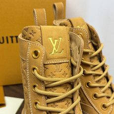LV LandscaPe 丛林马丁靴,上半截靴筒做了大面积的 LV Monogram 老花压花 (远看是暗纹,近看才 LV LandscaPe 丛林马丁靴,上半截靴筒做了大面积的 LV Monogram 老花压花 (远看是暗纹,近看才