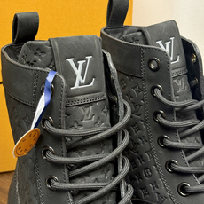 LV LandscaPe 丛林马丁靴,上半截靴筒做了大面积的 LV Monogram 老花压花 (远看是暗纹,近看才 LV LandscaPe 丛林马丁靴,上半截靴筒做了大面积的 LV Monogram 老花压花 (远看是暗纹,近看才
