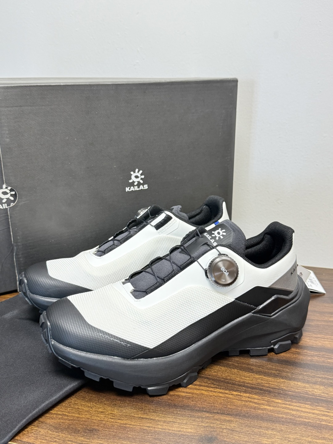 凯乐石 FUGA EX3 越野跑鞋​​，鞋面双层透气网布，黑色和黑黄拼色款带 BOA旋钮系带系统 （转一下就能收紧/松开