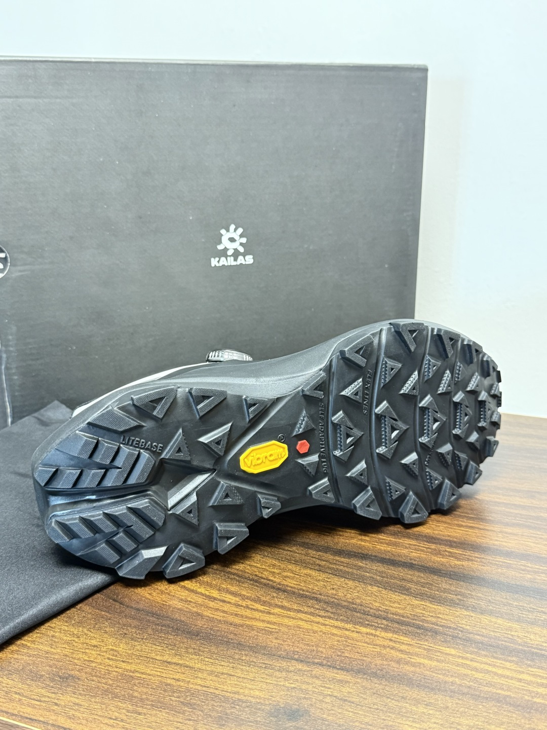 凯乐石 FUGA EX3 越野跑鞋​​，鞋面双层透气网布，黑色和黑黄拼色款带 BOA旋钮系带系统 （转一下就能收紧/松开