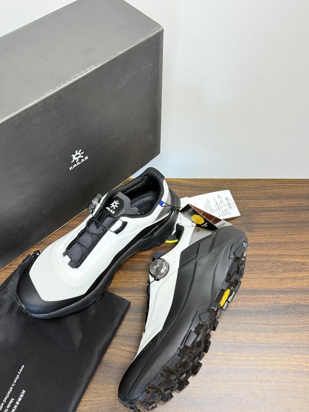 凯乐石 FUGA EX3 越野跑鞋​​，鞋面双层透气网布，黑色和黑黄拼色款带 BOA旋钮系带系统 （转一下就能收紧/松开