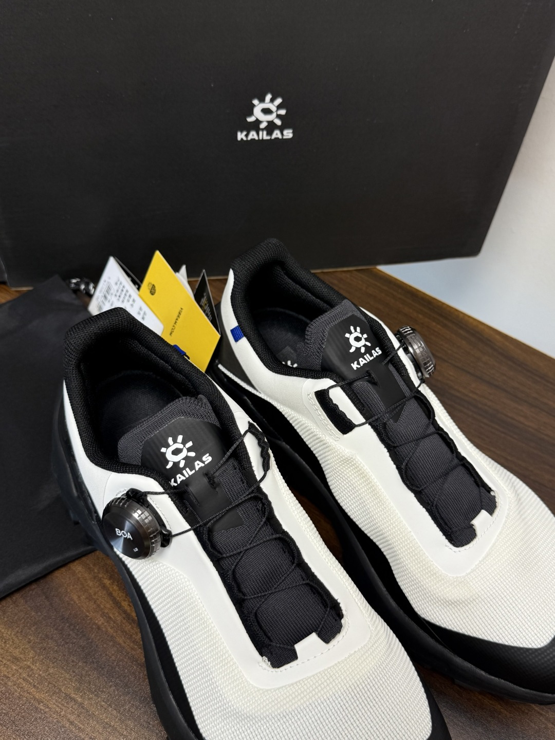 凯乐石 FUGA EX3 越野跑鞋​​，鞋面双层透气网布，黑色和黑黄拼色款带 BOA旋钮系带系统 （转一下就能收紧/松开