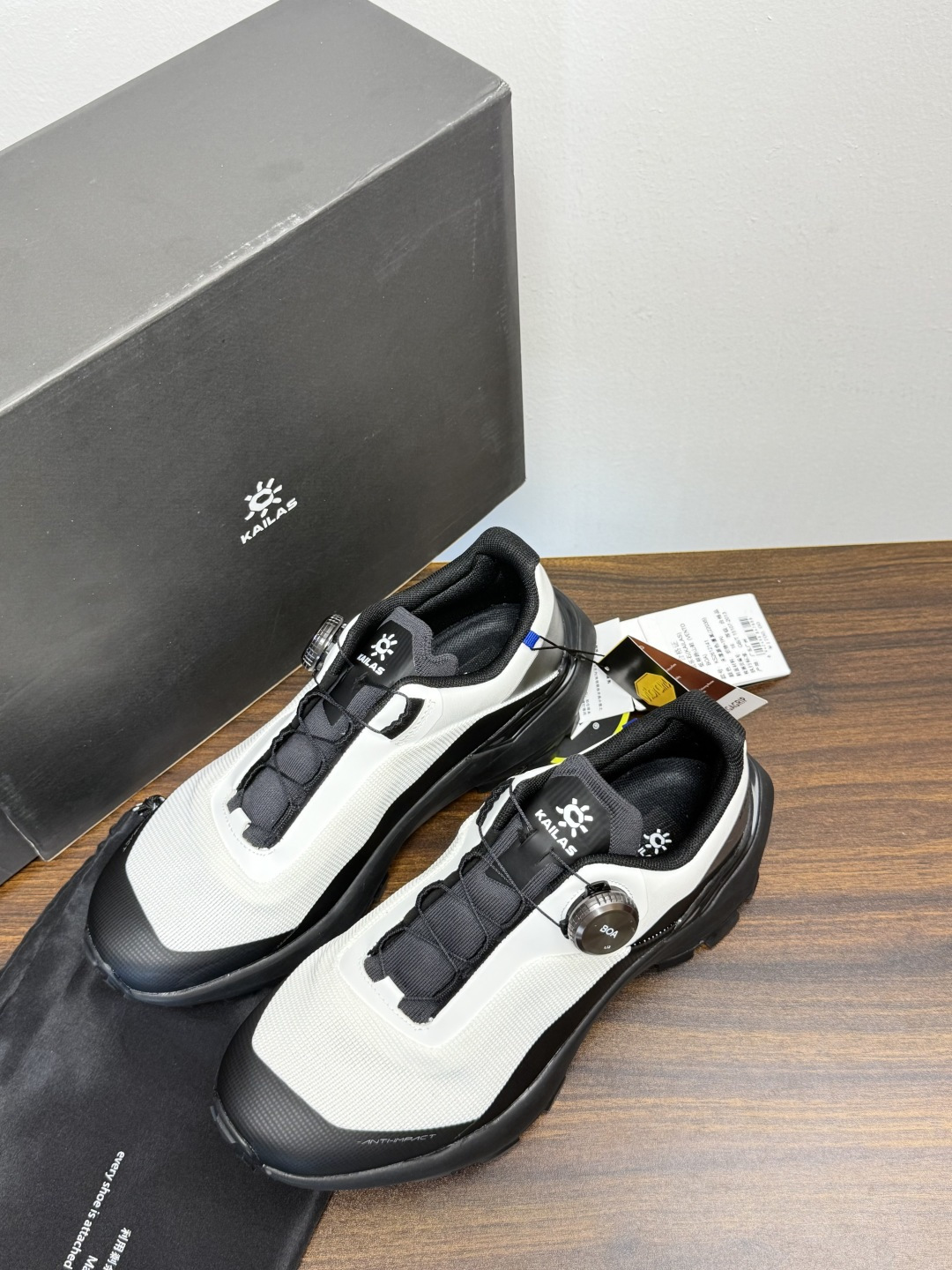 凯乐石 FUGA EX3 越野跑鞋​​，鞋面双层透气网布，黑色和黑黄拼色款带 BOA旋钮系带系统 （转一下就能收紧/松开