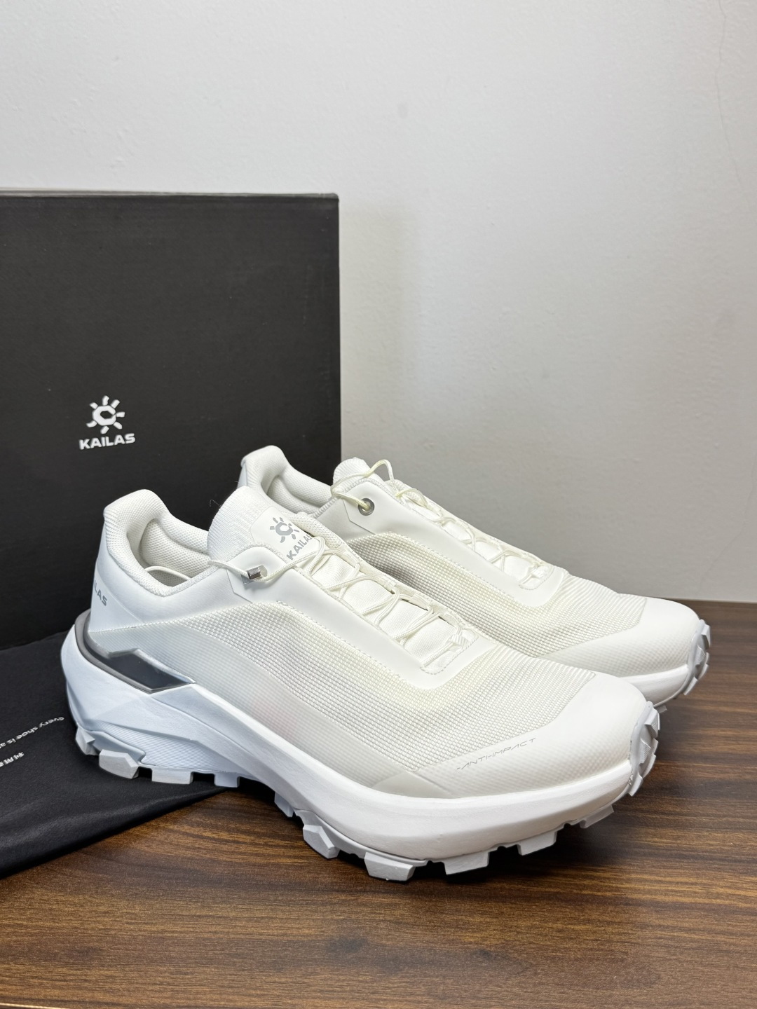 凯乐石 FUGA EX3 越野跑鞋​​，鞋面双层透气网布，黑色和黑黄拼色款带 BOA旋钮系带系统 （转一下就能收紧/松开