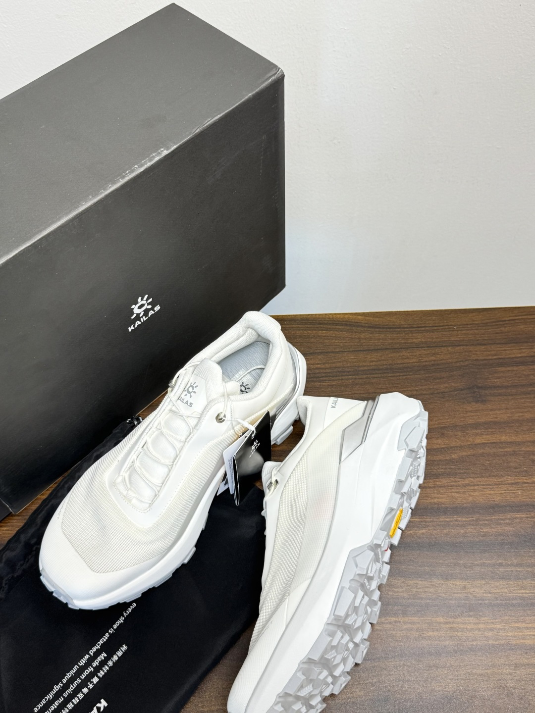 凯乐石 FUGA EX3 越野跑鞋​​，鞋面双层透气网布，黑色和黑黄拼色款带 BOA旋钮系带系统 （转一下就能收紧/松开