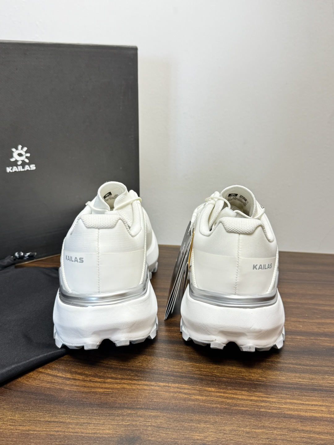 凯乐石 FUGA EX3 越野跑鞋​​，鞋面双层透气网布，黑色和黑黄拼色款带 BOA旋钮系带系统 （转一下就能收紧/松开