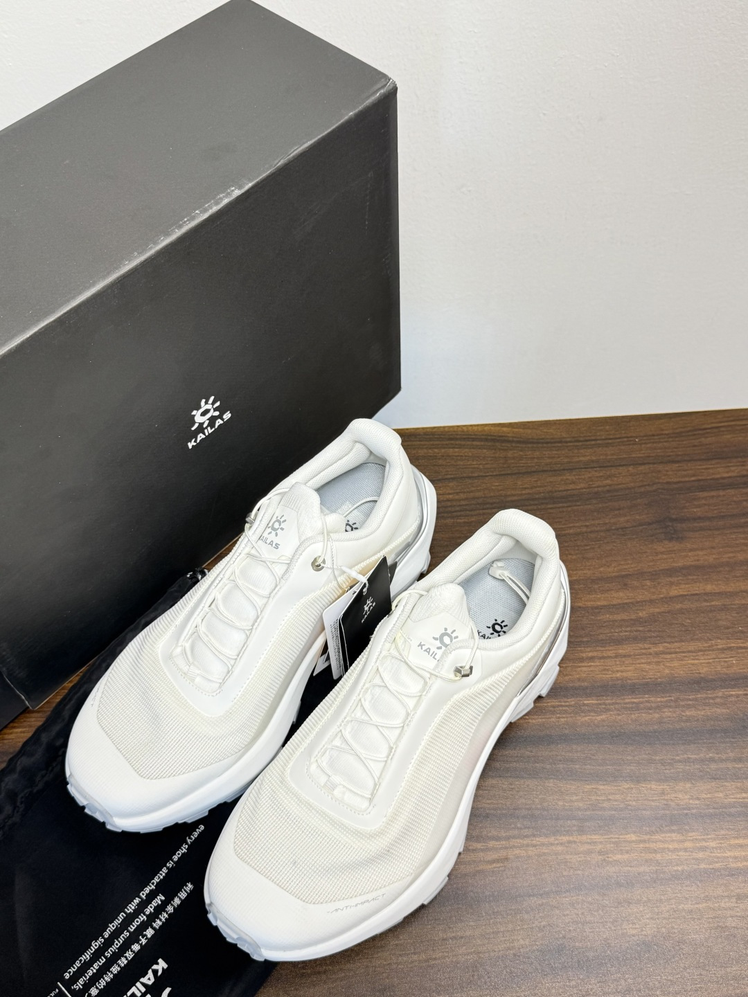 凯乐石 FUGA EX3 越野跑鞋​​，鞋面双层透气网布，黑色和黑黄拼色款带 BOA旋钮系带系统 （转一下就能收紧/松开
