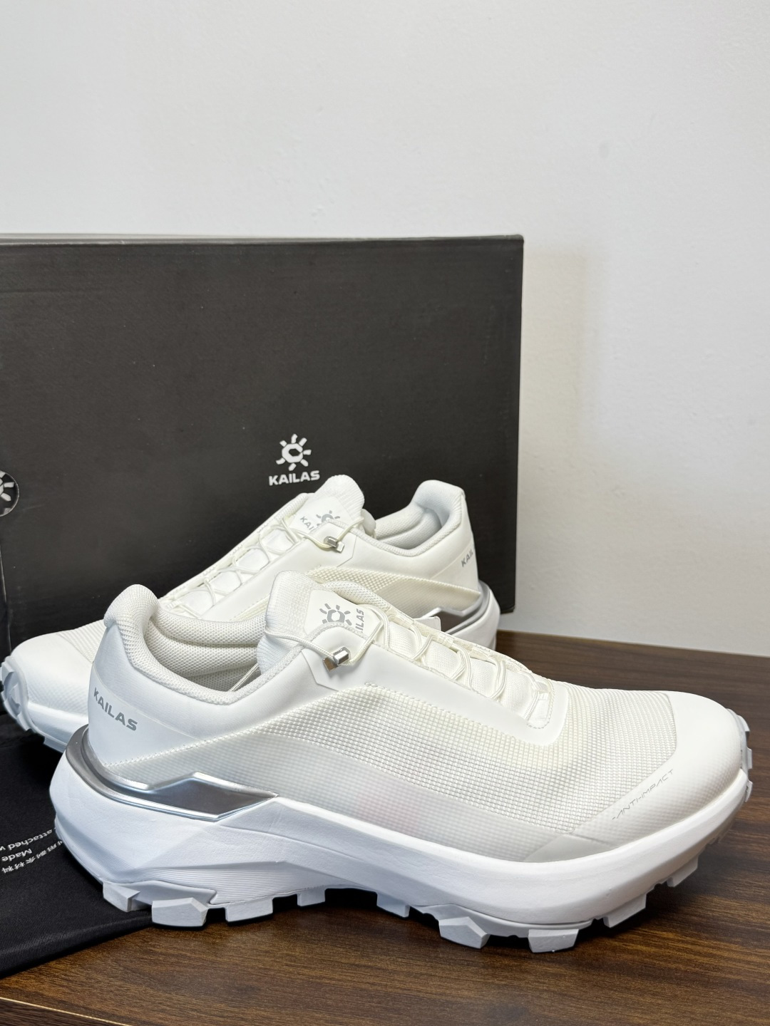 凯乐石 FUGA EX3 越野跑鞋​​，鞋面双层透气网布，黑色和黑黄拼色款带 BOA旋钮系带系统 （转一下就能收紧/松开