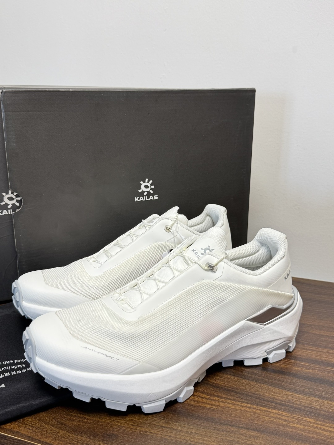 凯乐石 FUGA EX3 越野跑鞋​​，鞋面双层透气网布，黑色和黑黄拼色款带 BOA旋钮系带系统 （转一下就能收紧/松开