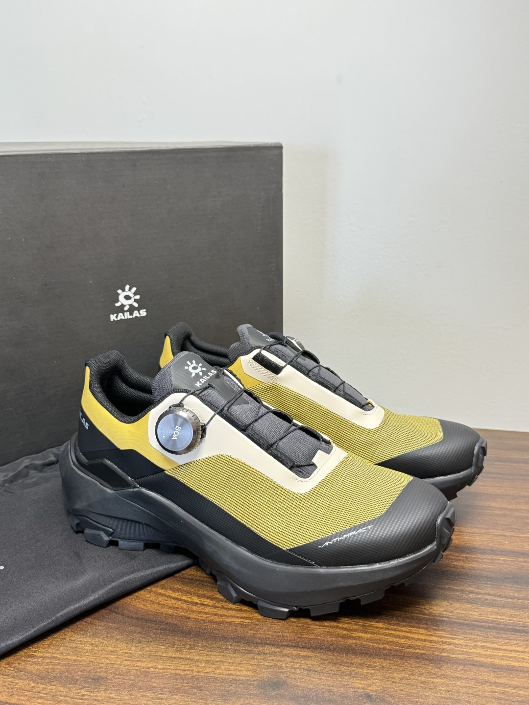 凯乐石 FUGA EX3 越野跑鞋​​，鞋面双层透气网布，黑色和黑黄拼色款带 BOA旋钮系带系统 （转一下就能收紧/松开