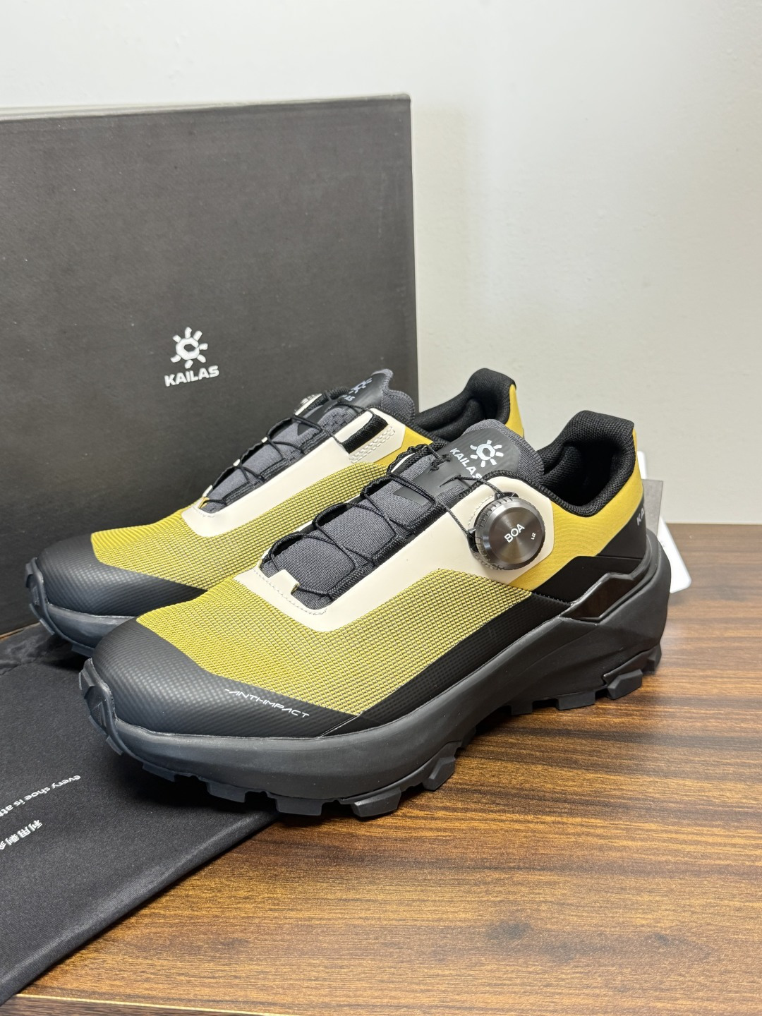 凯乐石 FUGA EX3 越野跑鞋​​，鞋面双层透气网布，黑色和黑黄拼色款带 BOA旋钮系带系统 （转一下就能收紧/松开