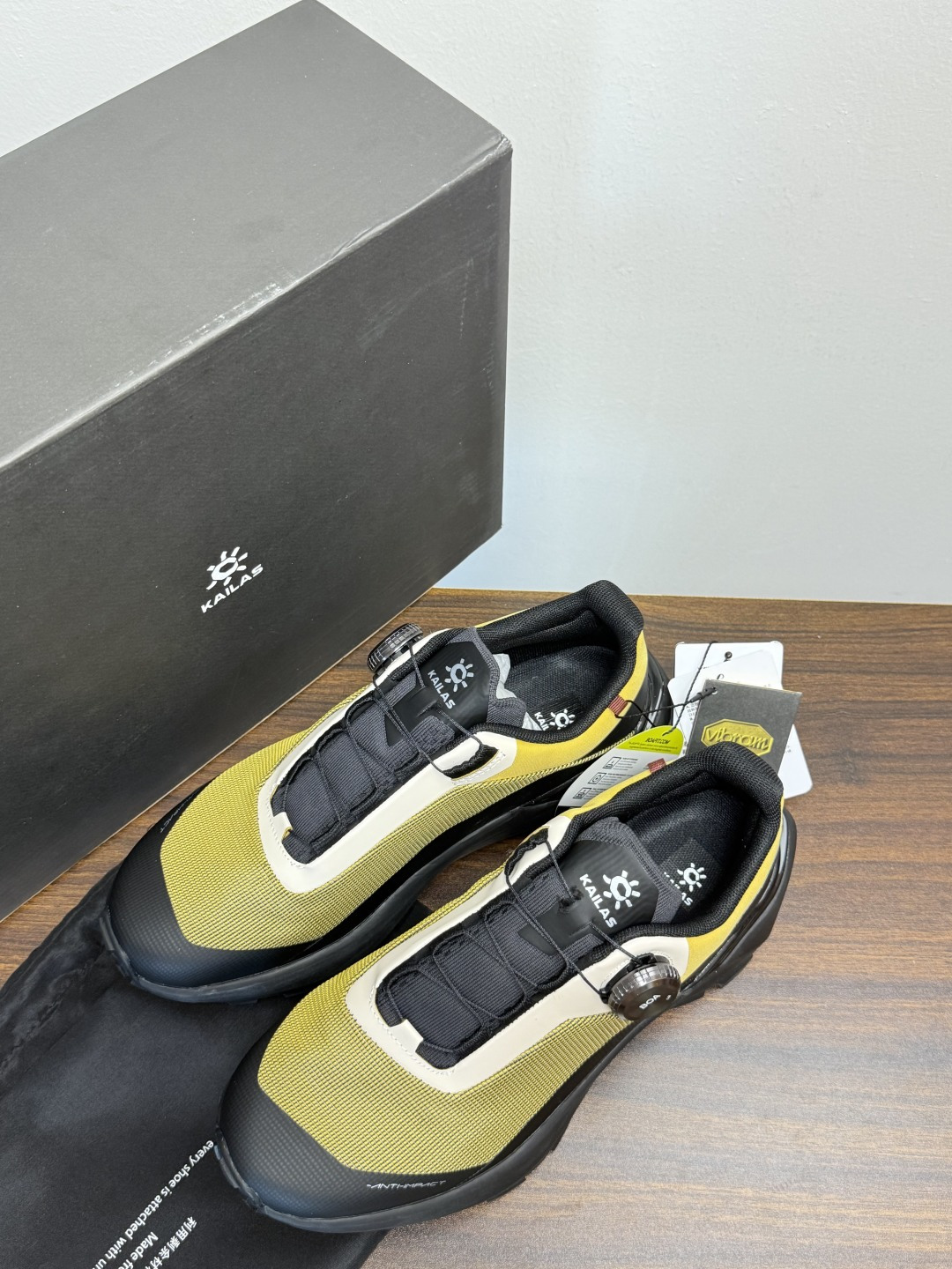 凯乐石 FUGA EX3 越野跑鞋​​，鞋面双层透气网布，黑色和黑黄拼色款带 BOA旋钮系带系统 （转一下就能收紧/松开