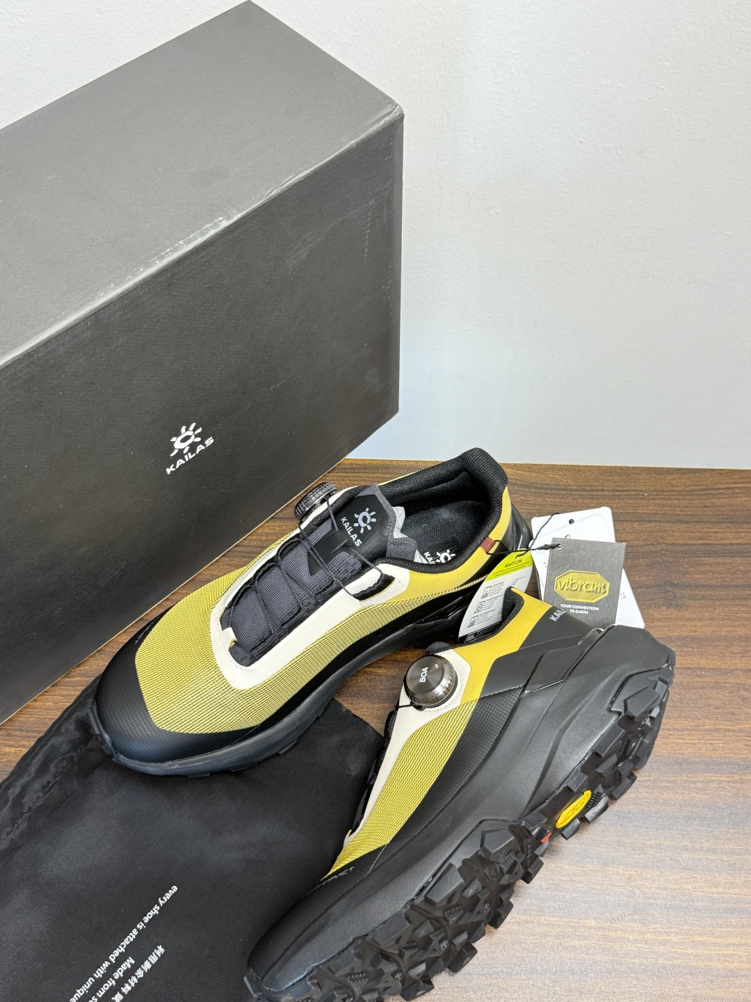 凯乐石 FUGA EX3 越野跑鞋​​，鞋面双层透气网布，黑色和黑黄拼色款带 BOA旋钮系带系统 （转一下就能收紧/松开