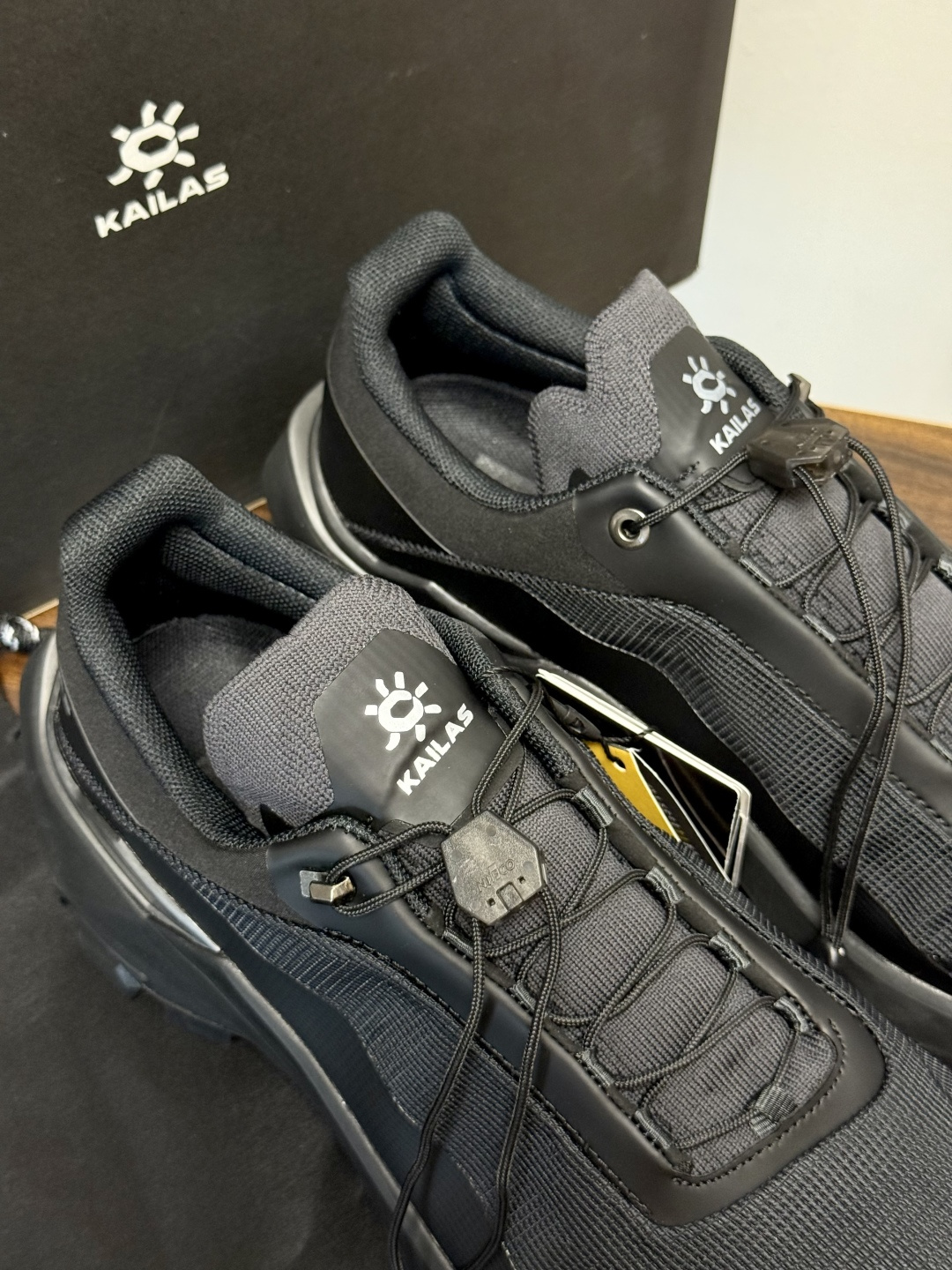 凯乐石 FUGA EX3 越野跑鞋​​，鞋面双层透气网布，黑色和黑黄拼色款带 BOA旋钮系带系统 （转一下就能收紧/松开