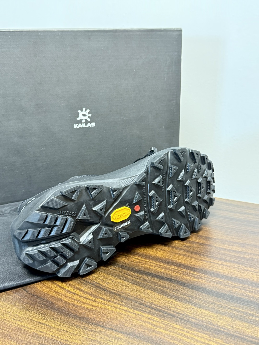 凯乐石 FUGA EX3 越野跑鞋​​，鞋面双层透气网布，黑色和黑黄拼色款带 BOA旋钮系带系统 （转一下就能收紧/松开