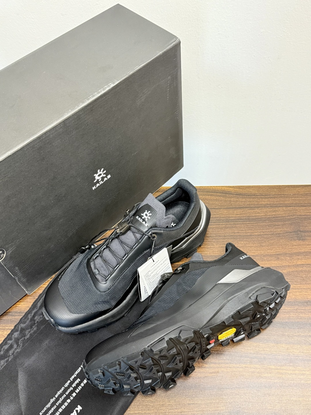凯乐石 FUGA EX3 越野跑鞋​​，鞋面双层透气网布，黑色和黑黄拼色款带 BOA旋钮系带系统 （转一下就能收紧/松开