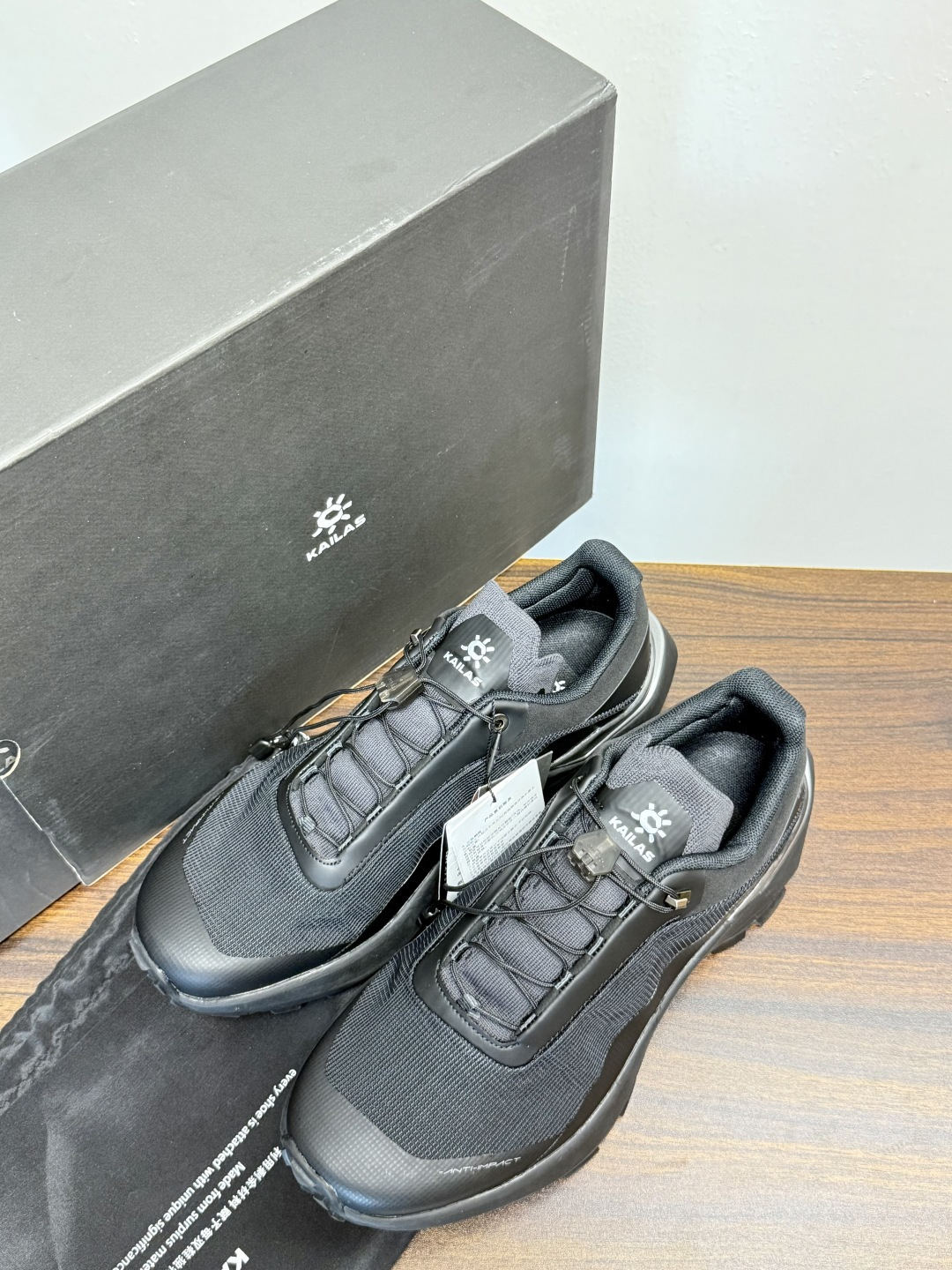 凯乐石 FUGA EX3 越野跑鞋​​，鞋面双层透气网布，黑色和黑黄拼色款带 BOA旋钮系带系统 （转一下就能收紧/松开