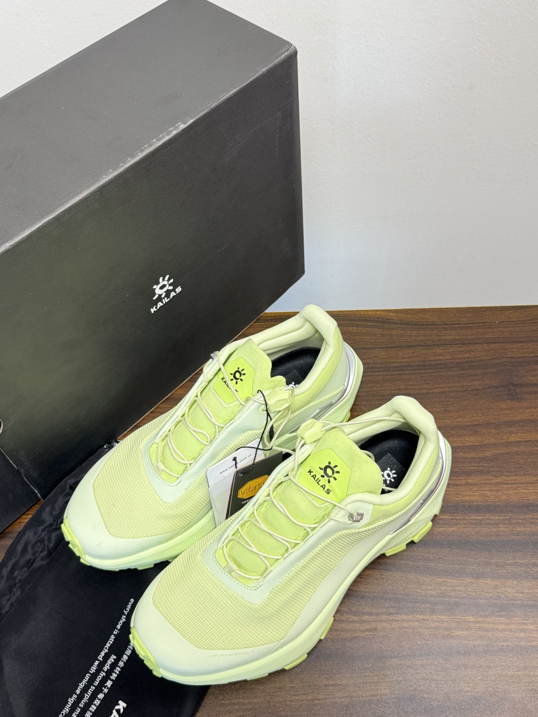 凯乐石 FUGA EX3 越野跑鞋​​，鞋面双层透气网布，黑色和黑黄拼色款带 BOA旋钮系带系统 （转一下就能收紧/松开