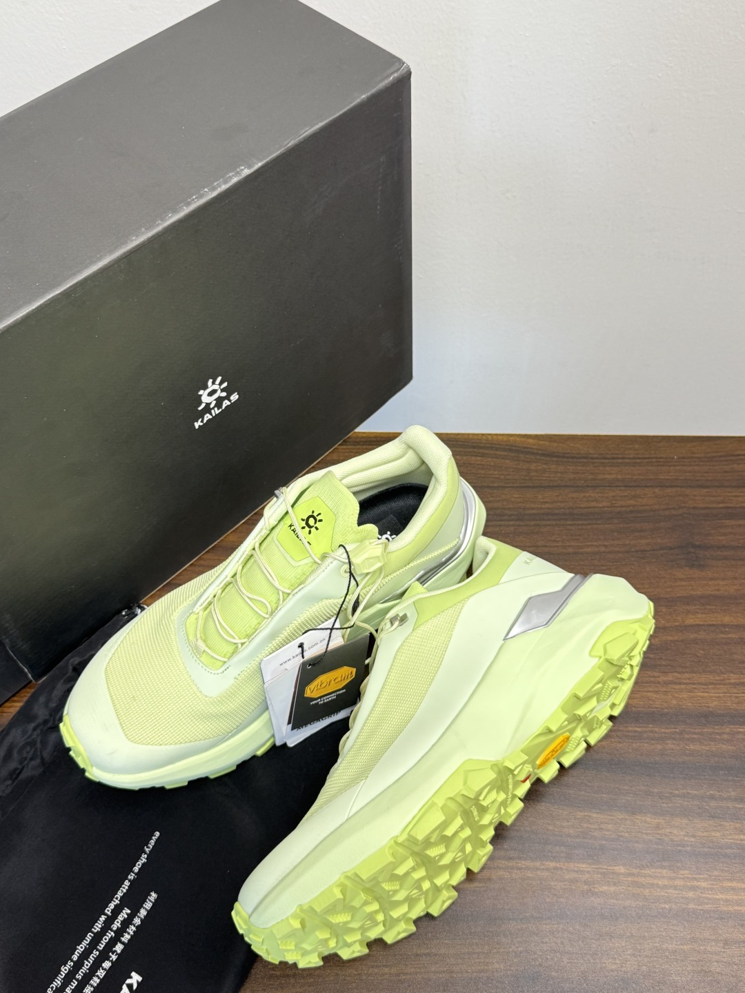 凯乐石 FUGA EX3 越野跑鞋​​，鞋面双层透气网布，黑色和黑黄拼色款带 BOA旋钮系带系统 （转一下就能收紧/松开