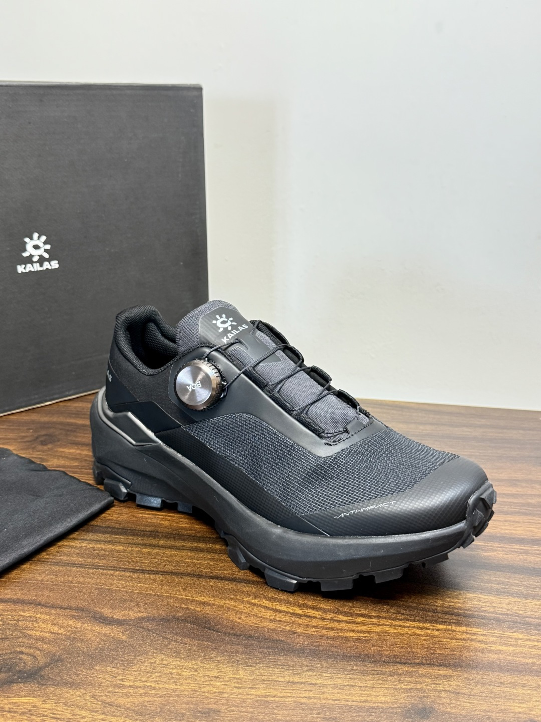 凯乐石 FUGA EX3 越野跑鞋​​，鞋面双层透气网布，黑色和黑黄拼色款带 BOA旋钮系带系统 （转一下就能收紧/松开