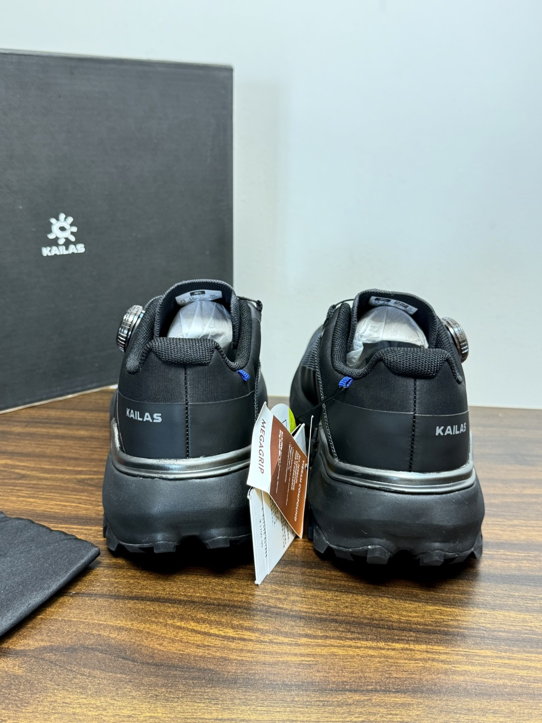 凯乐石 FUGA EX3 越野跑鞋​​，鞋面双层透气网布，黑色和黑黄拼色款带 BOA旋钮系带系统 （转一下就能收紧/松开