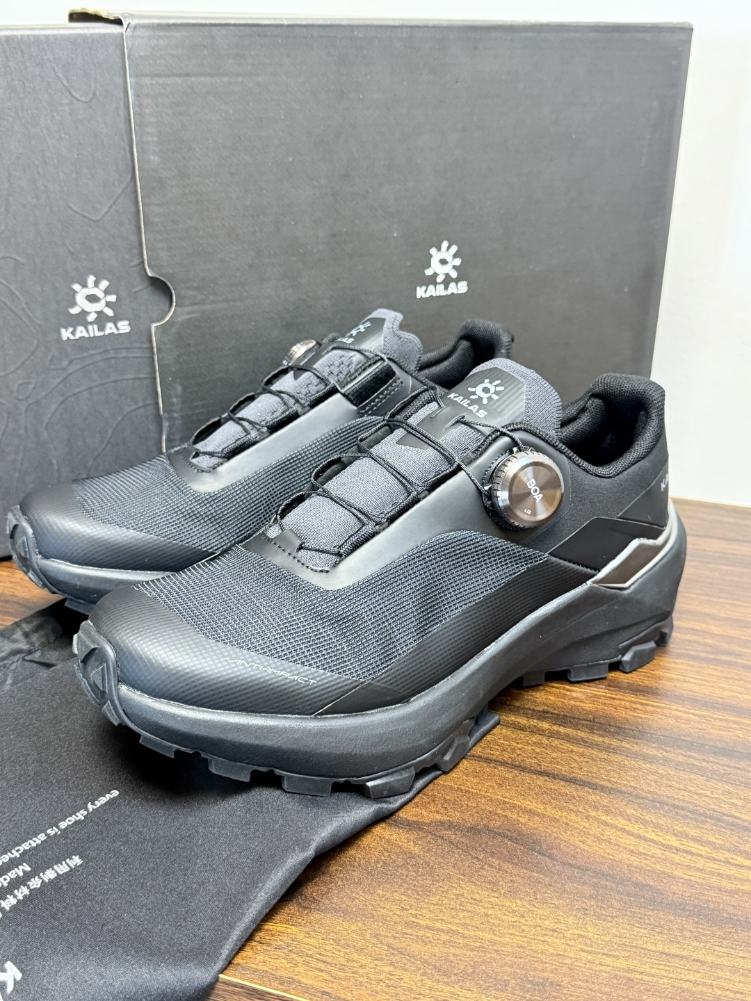 凯乐石 FUGA EX3 越野跑鞋​​，鞋面双层透气网布，黑色和黑黄拼色款带 BOA旋钮系带系统 （转一下就能收紧/松开
