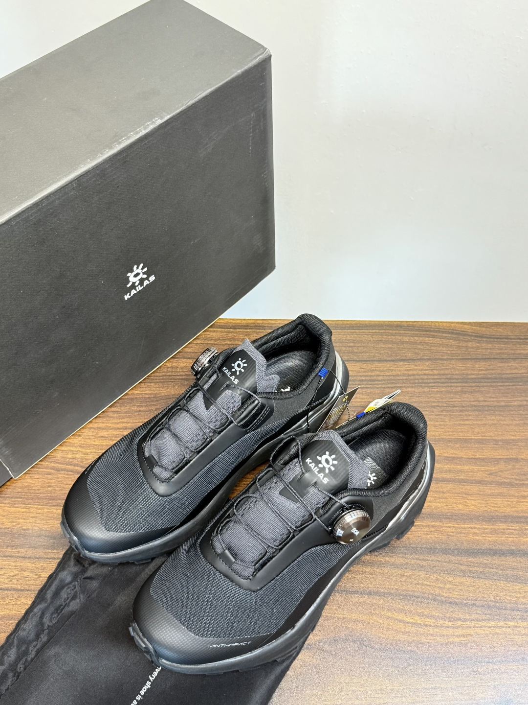 凯乐石 FUGA EX3 越野跑鞋​​，鞋面双层透气网布，黑色和黑黄拼色款带 BOA旋钮系带系统 （转一下就能收紧/松开