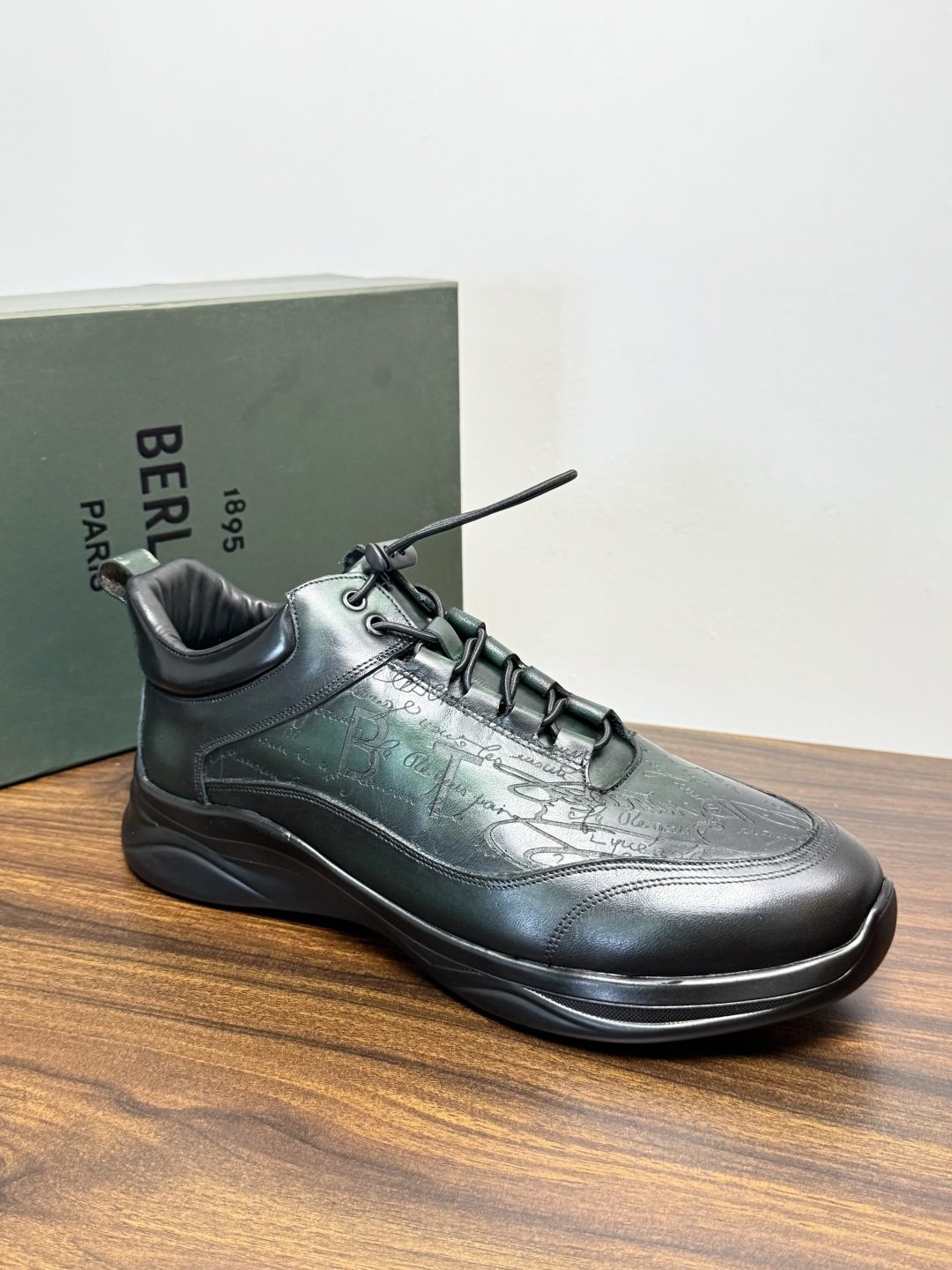 Berluti(伯尔鲁蒂)运动鞋,鞋面最大的特征是满版的 Scritto 手写体压纹——远看像复杂的签名花纹 Berluti(伯尔鲁蒂)运动鞋,鞋面最大的特征是满版的 Scritto 手写体压纹——远看像复杂的签名花纹