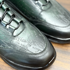 Berluti(伯尔鲁蒂)运动鞋,鞋面最大的特征是满版的 Scritto 手写体压纹——远看像复杂的签名花纹 Berluti(伯尔鲁蒂)运动鞋,鞋面最大的特征是满版的 Scritto 手写体压纹——远看像复杂的签名花纹