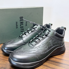 Berluti(伯尔鲁蒂)运动鞋,鞋面最大的特征是满版的 Scritto 手写体压纹——远看像复杂的签名花纹 Berluti(伯尔鲁蒂)运动鞋,鞋面最大的特征是满版的 Scritto 手写体压纹——远看像复杂的签名花纹