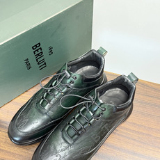 Berluti(伯尔鲁蒂)运动鞋,鞋面最大的特征是满版的 Scritto 手写体压纹——远看像复杂的签名花纹 Berluti(伯尔鲁蒂)运动鞋,鞋面最大的特征是满版的 Scritto 手写体压纹——远看像复杂的签名花纹