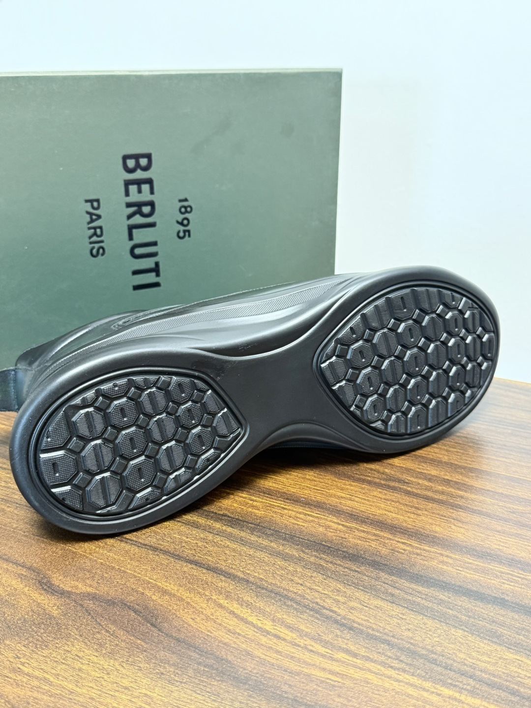 Berluti(伯尔鲁蒂)运动鞋,鞋面最大的特征是满版的 Scritto 手写体压纹——远看像复杂的签名花纹 Berluti(伯尔鲁蒂)运动鞋,鞋面最大的特征是满版的 Scritto 手写体压纹——远看像复杂的签名花纹
