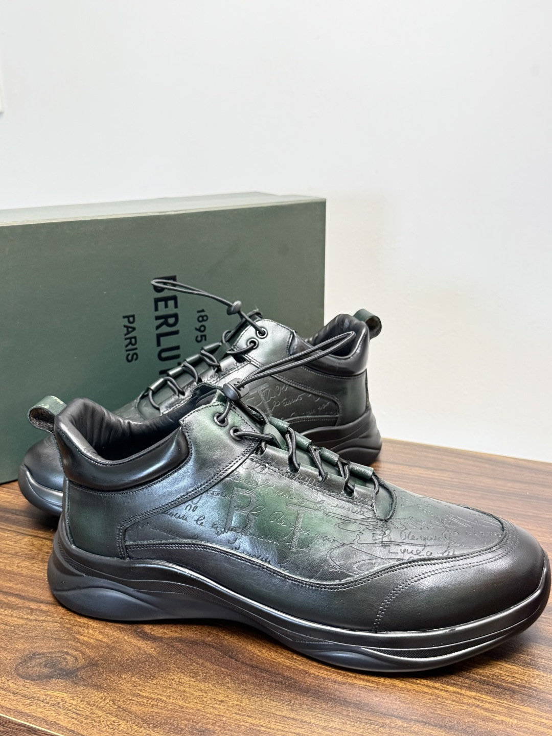 Berluti(伯尔鲁蒂)运动鞋,鞋面最大的特征是满版的 Scritto 手写体压纹——远看像复杂的签名花纹 Berluti(伯尔鲁蒂)运动鞋,鞋面最大的特征是满版的 Scritto 手写体压纹——远看像复杂的签名花纹