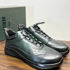 Berluti(伯尔鲁蒂)运动鞋,鞋面最大的特征是满版的 Scritto 手写体压纹——远看像复杂的签名花纹 Berluti(伯尔鲁蒂)运动鞋,鞋面最大的特征是满版的 Scritto 手写体压纹——远看像复杂的签名花纹