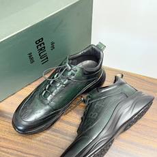 Berluti(伯尔鲁蒂)运动鞋,鞋面最大的特征是满版的 Scritto 手写体压纹——远看像复杂的签名花纹 Berluti(伯尔鲁蒂)运动鞋,鞋面最大的特征是满版的 Scritto 手写体压纹——远看像复杂的签名花纹