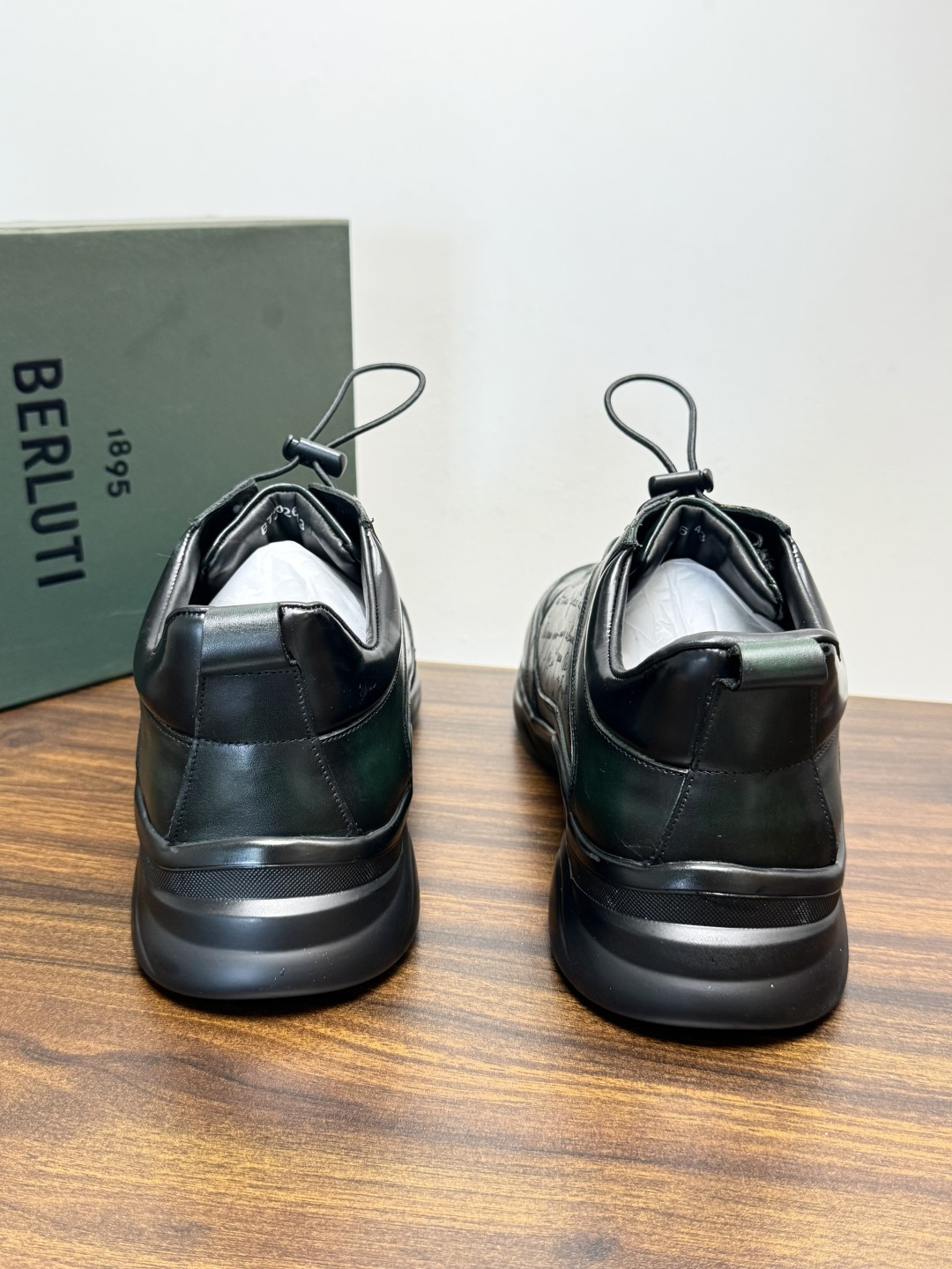 Berluti(伯尔鲁蒂)运动鞋,鞋面最大的特征是满版的 Scritto 手写体压纹——远看像复杂的签名花纹 Berluti(伯尔鲁蒂)运动鞋,鞋面最大的特征是满版的 Scritto 手写体压纹——远看像复杂的签名花纹