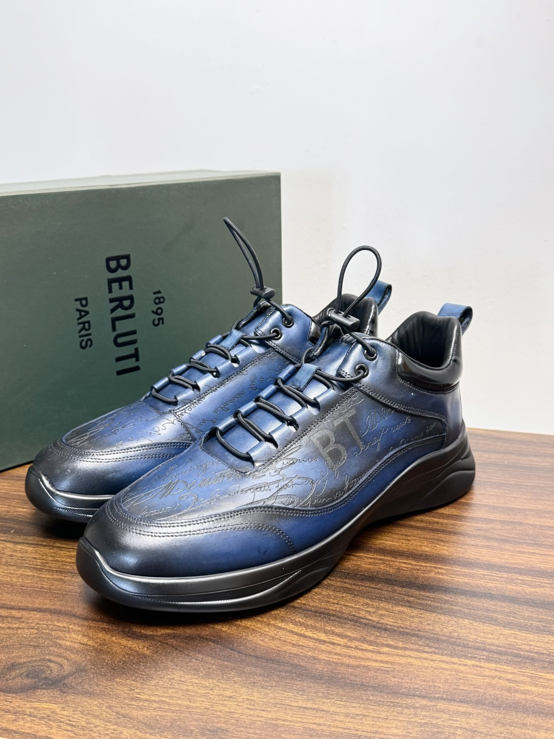 Berluti(伯尔鲁蒂)运动鞋,鞋面最大的特征是满版的 Scritto 手写体压纹——远看像复杂的签名花纹 Berluti(伯尔鲁蒂)运动鞋,鞋面最大的特征是满版的 Scritto 手写体压纹——远看像复杂的签名花纹