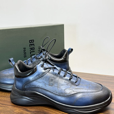 Berluti(伯尔鲁蒂)运动鞋,鞋面最大的特征是满版的 Scritto 手写体压纹——远看像复杂的签名花纹 Berluti(伯尔鲁蒂)运动鞋,鞋面最大的特征是满版的 Scritto 手写体压纹——远看像复杂的签名花纹