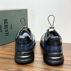 Berluti(伯尔鲁蒂)运动鞋,鞋面最大的特征是满版的 Scritto 手写体压纹——远看像复杂的签名花纹 Berluti(伯尔鲁蒂)运动鞋,鞋面最大的特征是满版的 Scritto 手写体压纹——远看像复杂的签名花纹